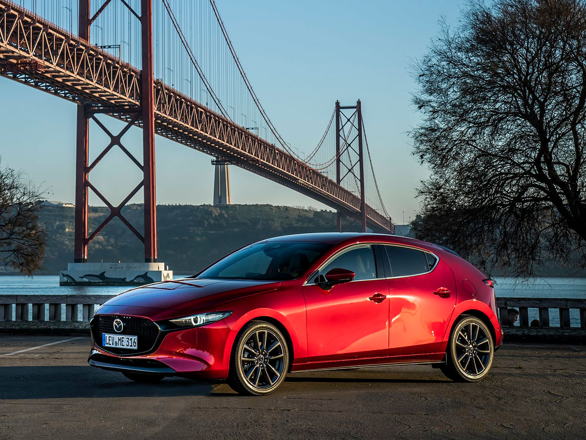 Diseño exterior del nuevo Mazda 3 rojo