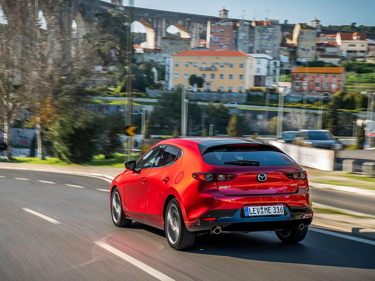 Vista trasera del nuevo Mazda 3 rojo