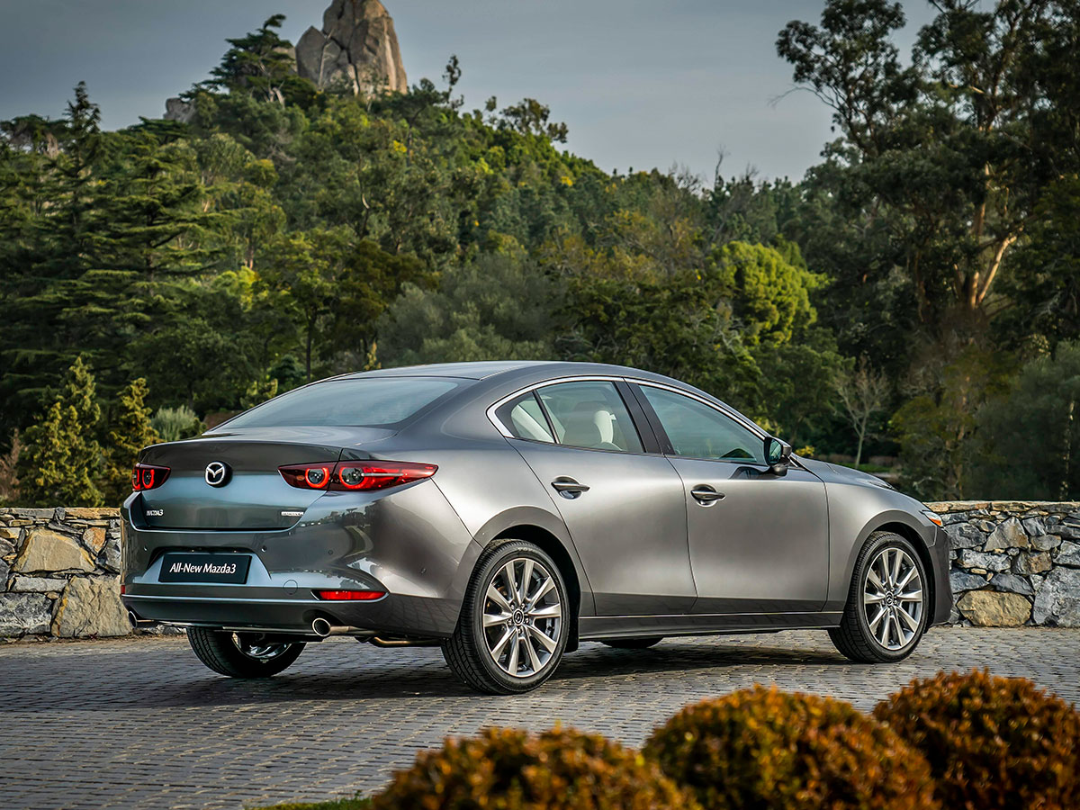 Nuevo Mazda 3 2026 color gris sedán