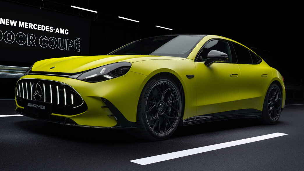 Vista general del nuevo Mercedes AMG GT 4 puertas color verde lima 2026