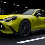 El nuevo Mercedes-AMG GT 4 puertas se despide del V8 y ahora es 100% eléctrico: 1.169 CV, 300 km/h y 0 a 100 en 2,1 segundos Vista general del nuevo Mercedes AMG GT 4 puertas color verde lima 2026