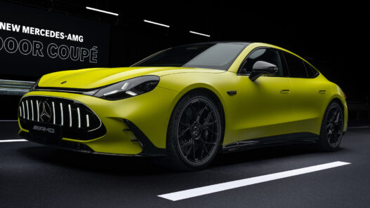 Vista general del nuevo Mercedes AMG GT 4 puertas color verde lima 2026
