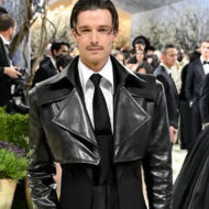 Met Gala 2026: los looks masculinos que convirtieron la red carpet en un museo (¿o en un carnaval?) Patrick Schwarzenegger en la Met Gala 2026 vestido
