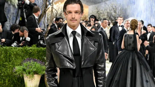 Patrick Schwarzenegger en la Met Gala 2026 vestido