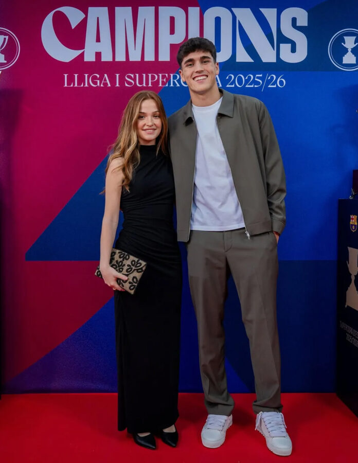 Pau Cubarsí y su novia, en la cena de celebración del Barcelona