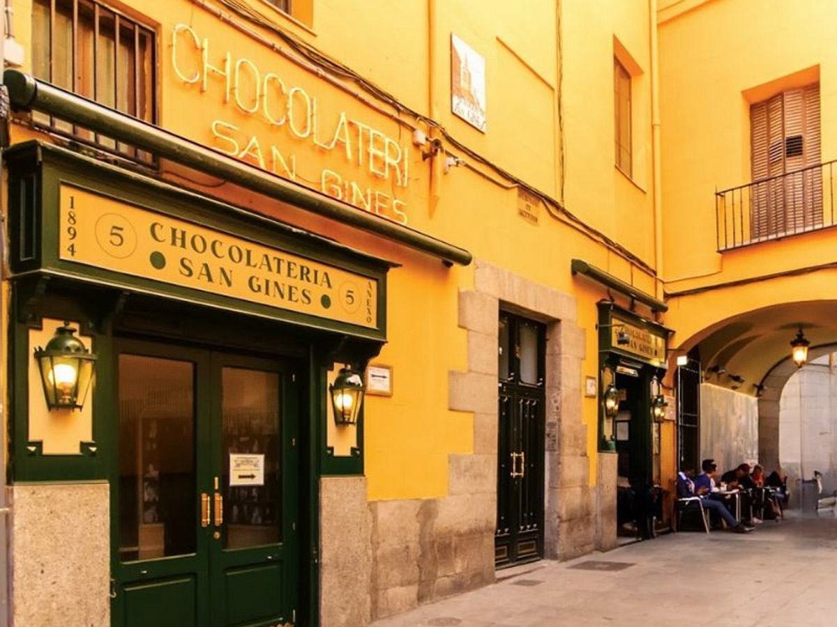 Fachada amarilla de la Chocolatería San Ginés en Madrid, abierta desde 1894