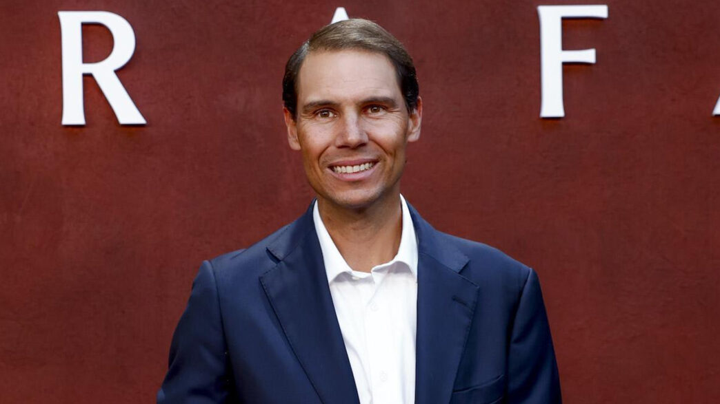 Rafa Nadal posa sonriente en la alfombra roja del estreno de su documental 'Rafa' de Netflix en Madrid.