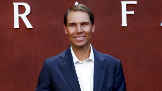Rafa Nadal posa sonriente en la alfombra roja del estreno de su documental 'Rafa' de Netflix en Madrid.