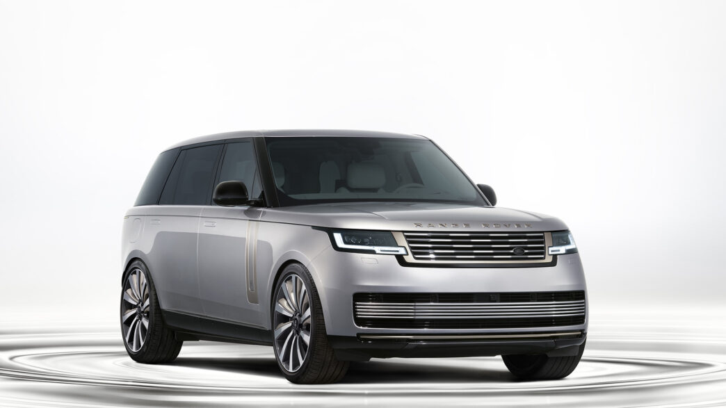 Range Rover SV Ultra 2026 vista frontal tres cuartos pintura Titan Silver