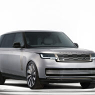 El SUV de lujo más exclusivo de la historia tiene pintura de metal líquido, asientos con masaje de piedras calientes y un sonido que ningún otro coche puede ofrecer Range Rover SV Ultra 2026 vista frontal tres cuartos pintura Titan Silver