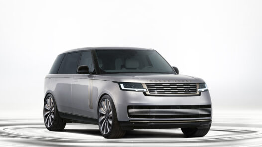 Range Rover SV Ultra 2026 vista frontal tres cuartos pintura Titan Silver