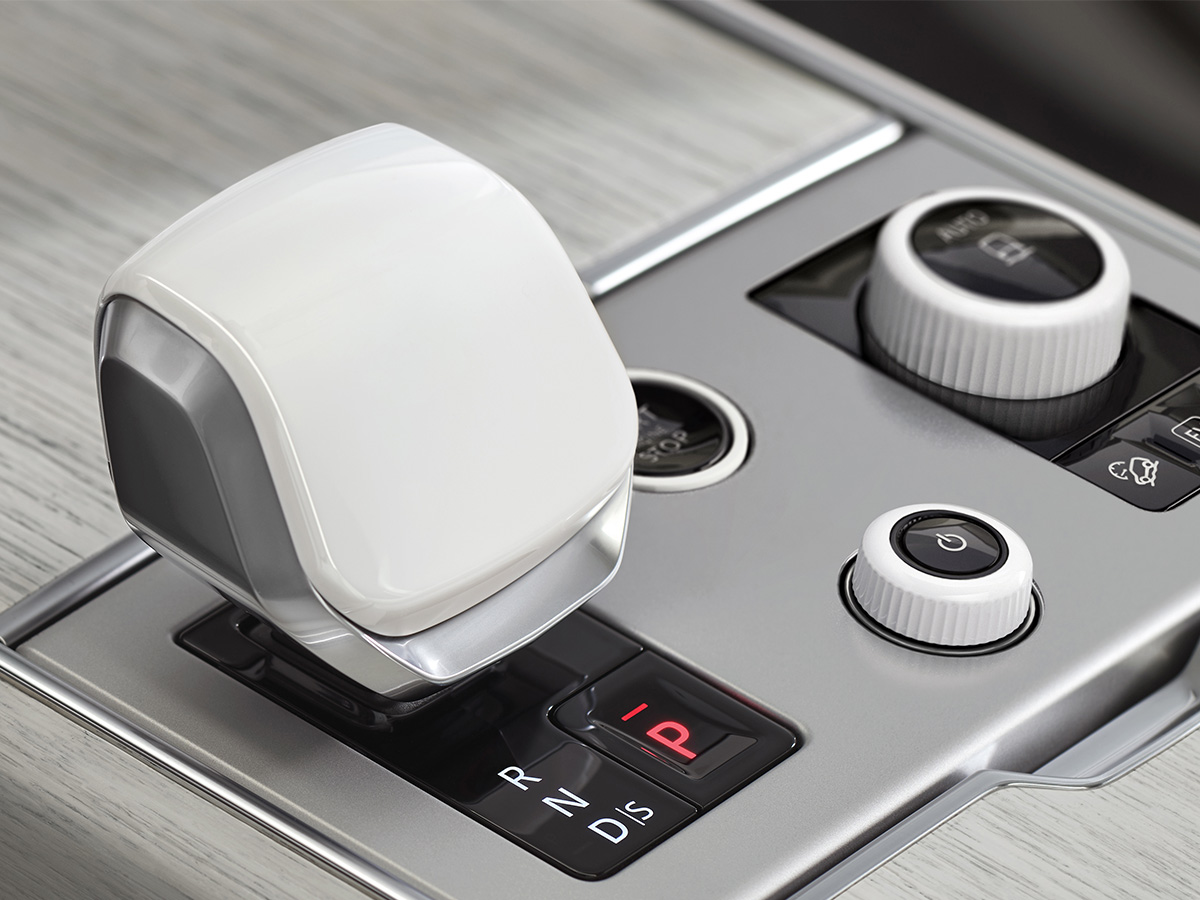 Detalle pomo selector de marchas cerámico blanco Range Rover SV Ultra