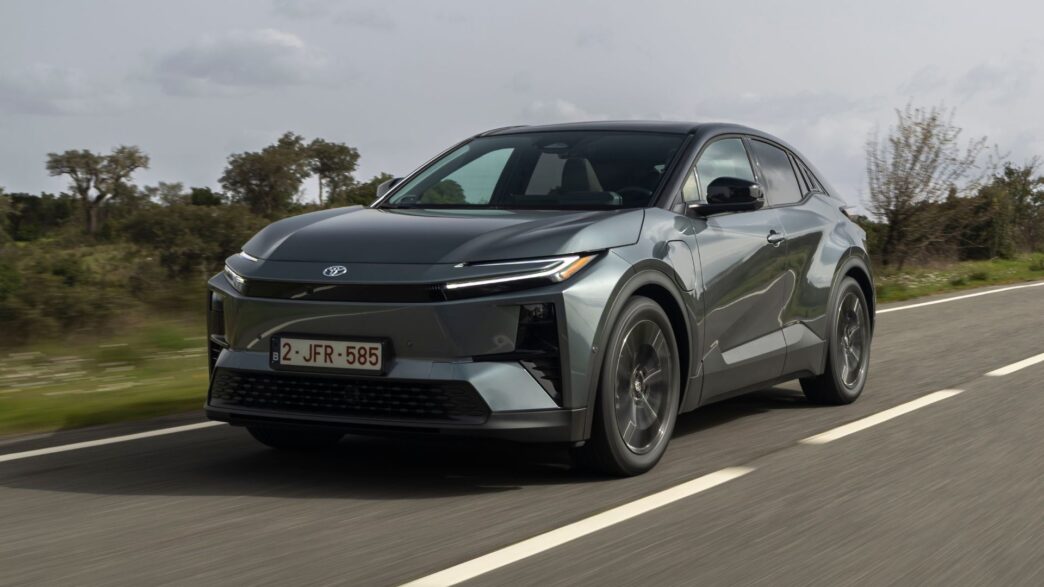 Toyota C-HR+ 2026 circulando por una carretera