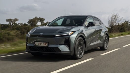 Toyota C-HR+ 2026 circulando por una carretera
