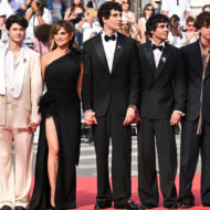 Los Javis arrasan en Cannes con "La Bola Negra": estos son los mejores looks masculinos de la premiere Los Javis junto a los actores de la película "La bola negra"