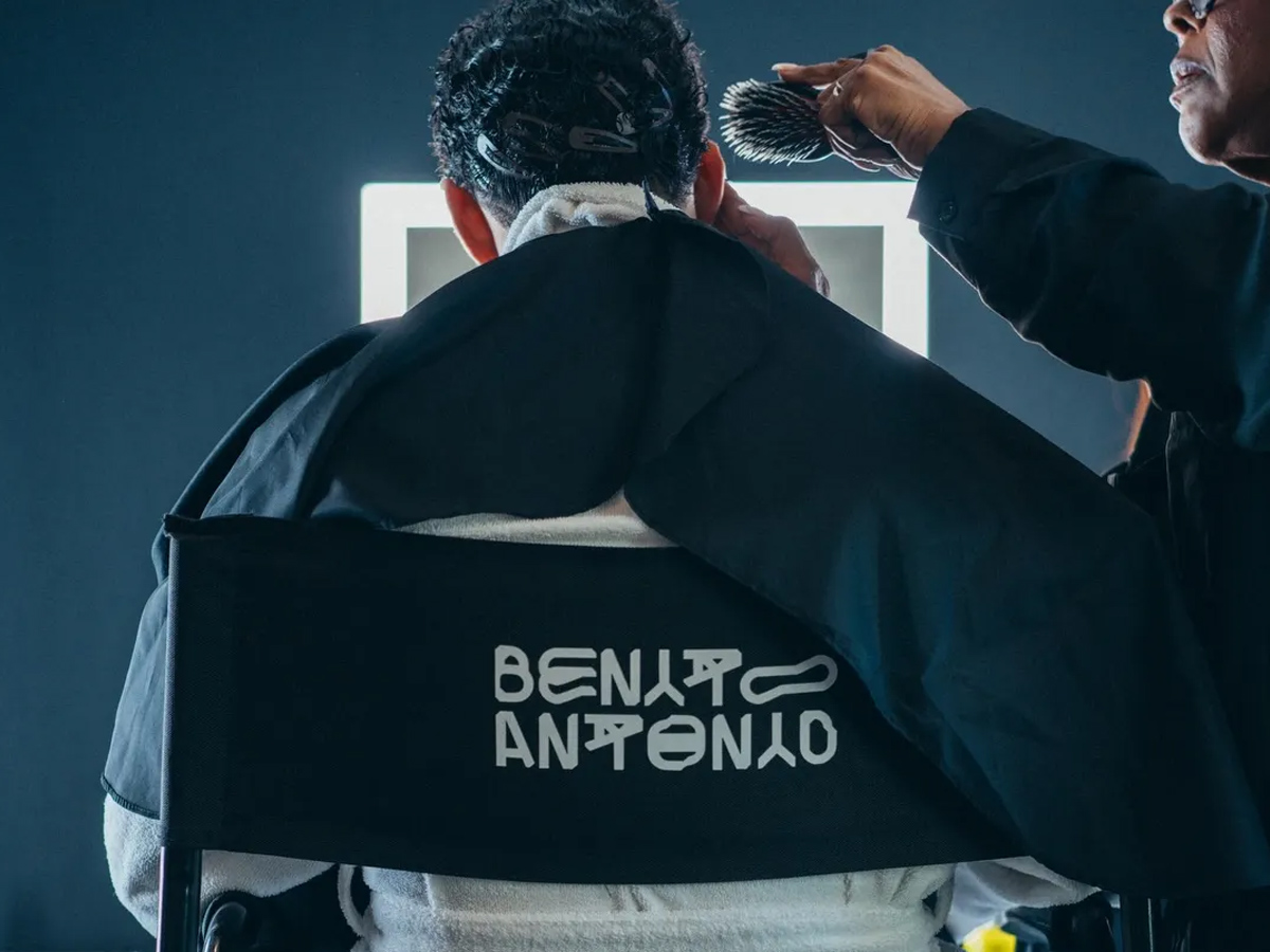 Bad Bunny de espaldas en la silla de maquillaje de la MET Gala 2026 con el logo de Benito Antonio rotulado.