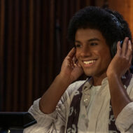 "Michael" arrasa en taquilla: el biopic del Rey del Pop supera los 700 millones de recaudación mundial Escena del biopic Michael Jackson en la que aparece grabando en un estudio