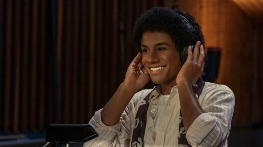 Escena del biopic Michael Jackson en la que aparece grabando en un estudio