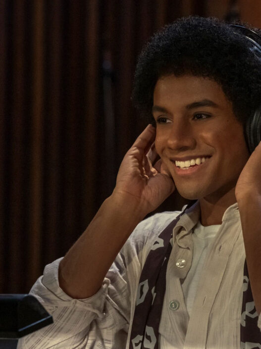 Escena del biopic Michael Jackson en la que aparece grabando en un estudio