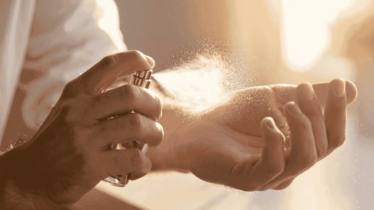 hombre echándose fragancia en la muñeca