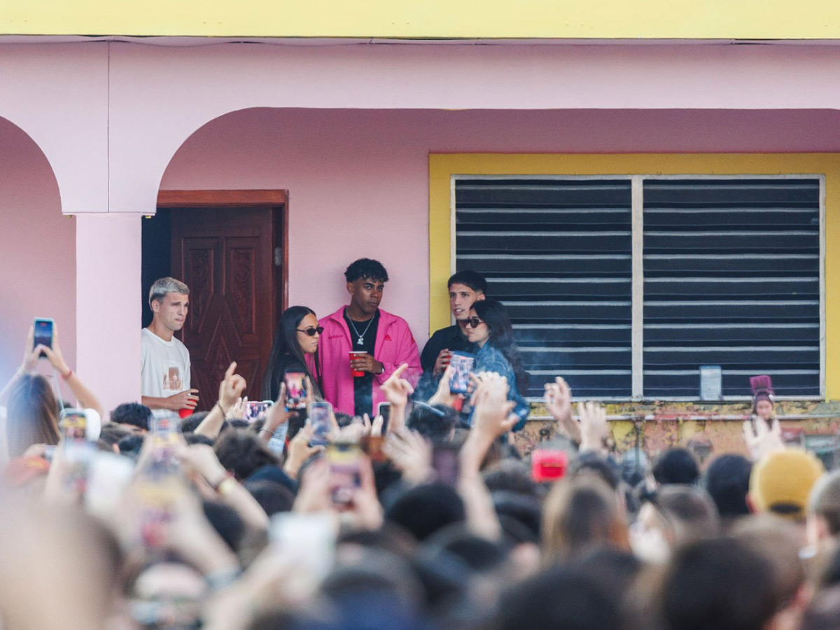 El futbolista Lamine Yamal fue uno de los invitados VIP al concierto de Bad Bunny en Barcelona.
