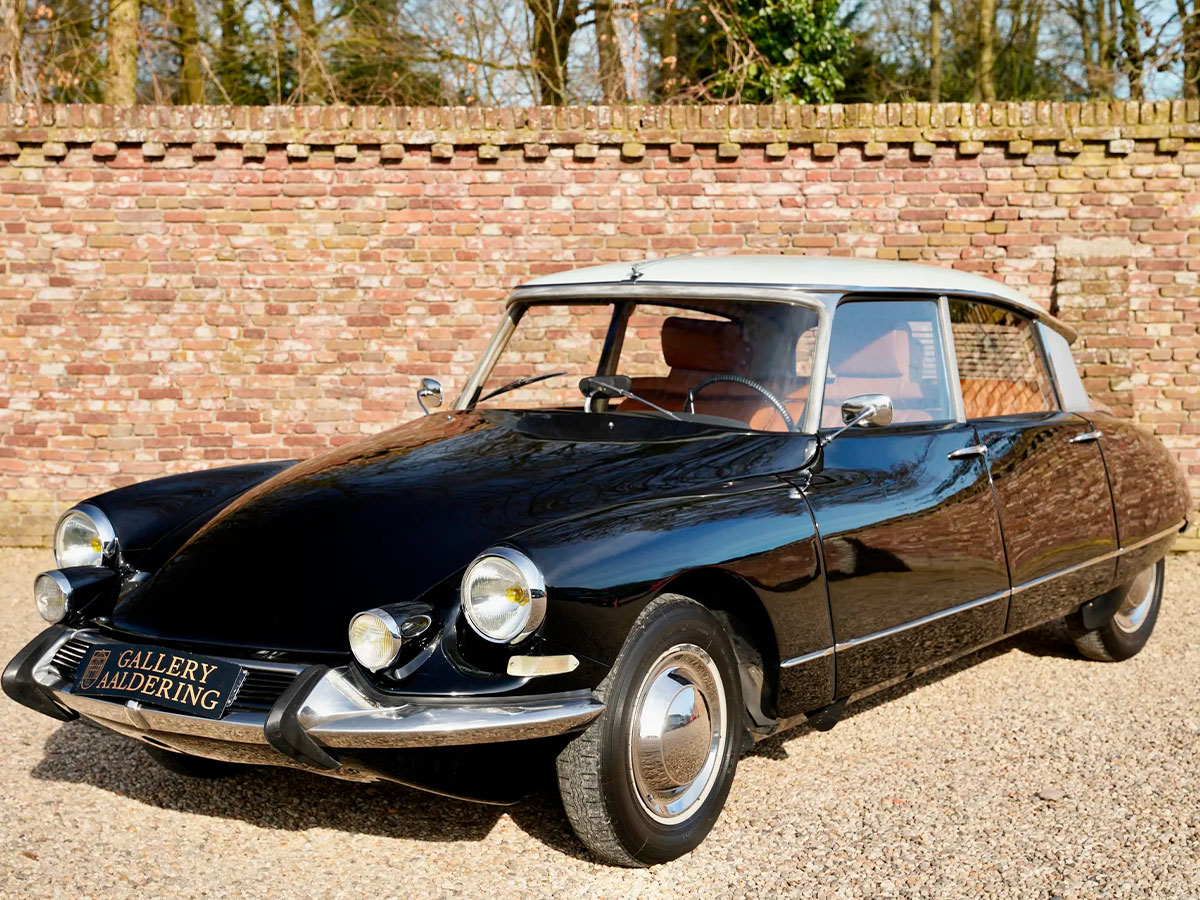 Citroën DS clásico color oscuro con techo blanco