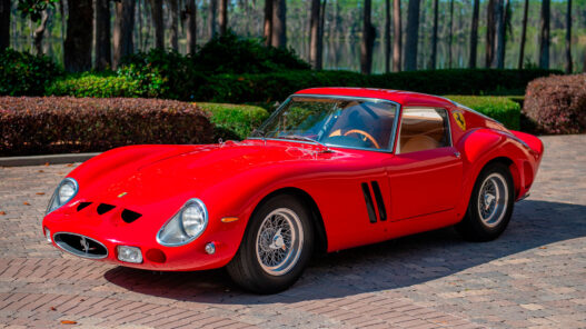 Ferrari 250 GTO rojo, uno de los coches deportivos clásicos más bonitos de la historia