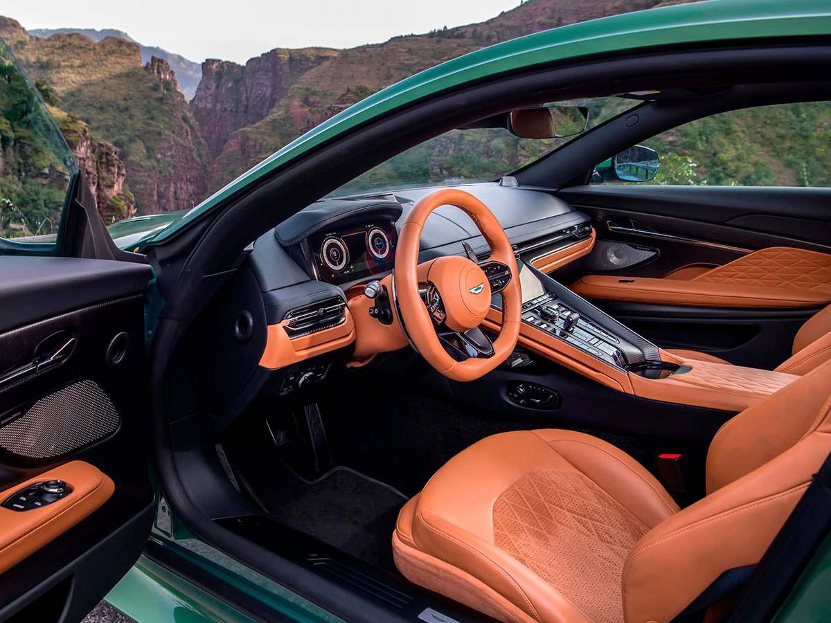 coches deportivos elegantes Aston-Martin-DB12 interior