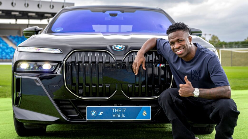 Vinicius Jr. posando junto a su BMW i7 M70
