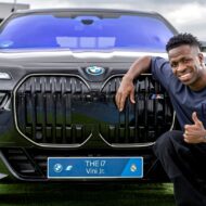 Los coches de los jugadores del Real Madrid: del BMW del club a Ferraris millonarios Vinicius Jr. posando junto a su BMW i7 M70