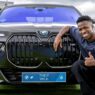 Vinicius Jr. posando junto a su BMW i7 M70