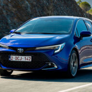 La OCU lo confirma: los 5 coches más fiables del mercado en 2026 son asiáticos y Lexus lidera Toyota Corolla azul circulando por carretera
