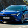 Toyota Corolla azul circulando por carretera