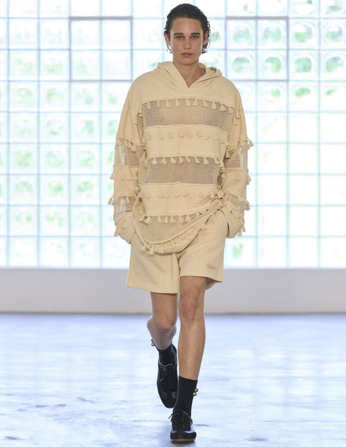 modelo con look color arena desfile David Catalan primavera 2026