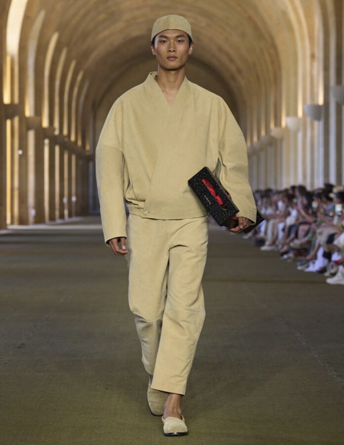 Modelo con look color arena desfile Jacquemus primavera 2026