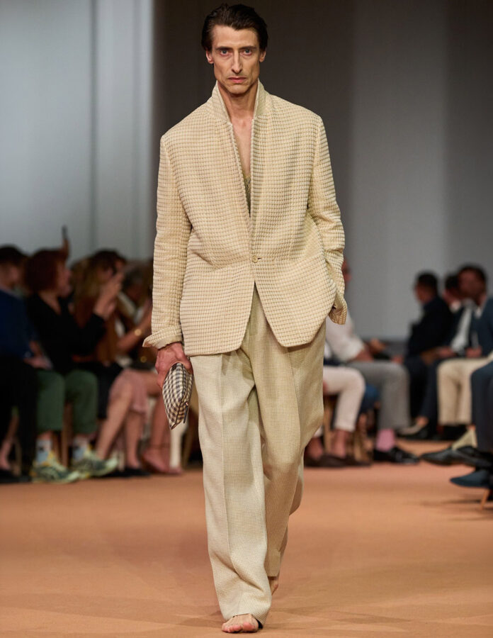 Modelo desfilando con look color arena desfile Zegna primavera 2026