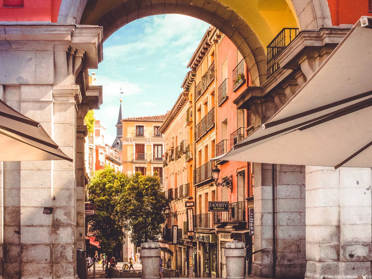 Vista desde uno de los arcos de la Plaza Mayor de Madrid hacia las calles del centro histórico