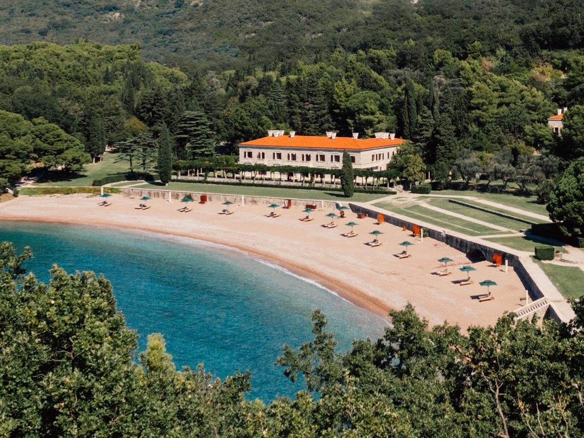 Villa Miločer del hotel Aman Sveti Stefan frente a la playa Queen's Beach en Montenegro