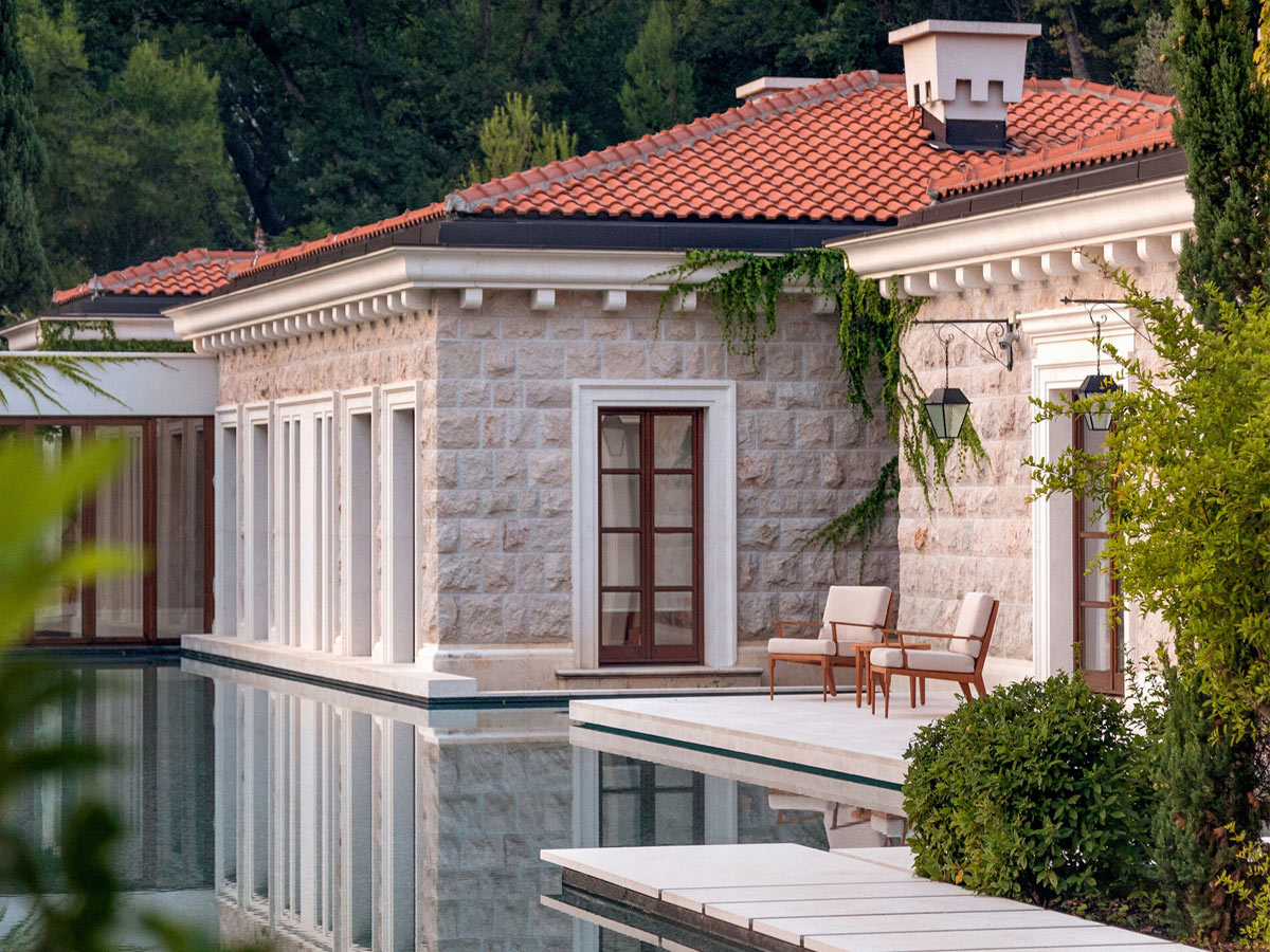 Fachada de piedra de Villa Miločer en el hotel Aman Sveti Stefan de Montenegro