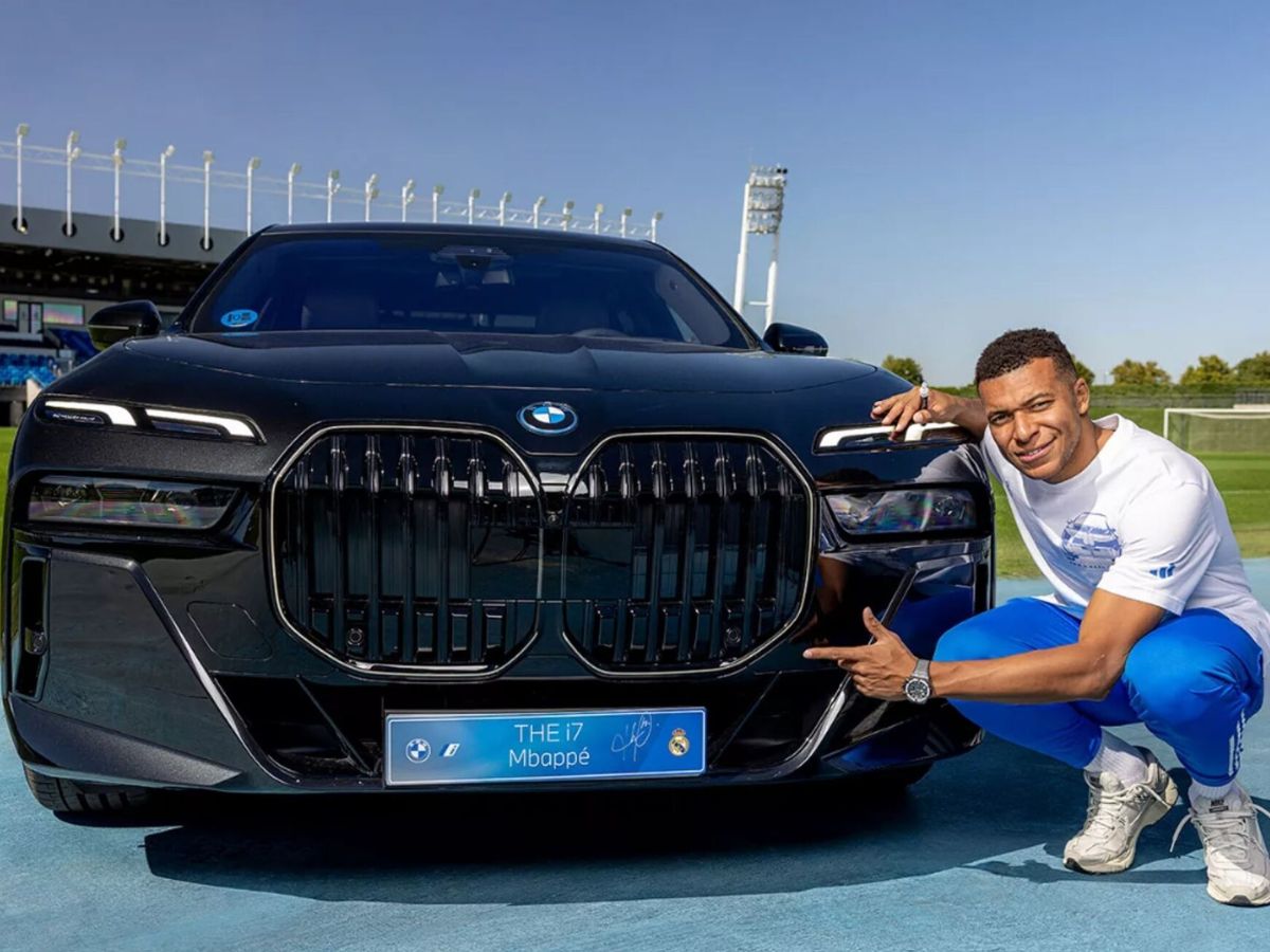 jugador del Real Madrid Kylian Mbappé con su coche BMW I7BMW i7
