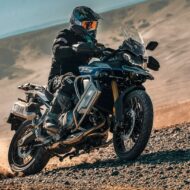 Las 5 mejores motos para viajar del 2026: desde una china que está arrasando por 9.000€ a la BMW que sigue siendo la referencia mejores motos para viajar Voge 900 Portada 2026