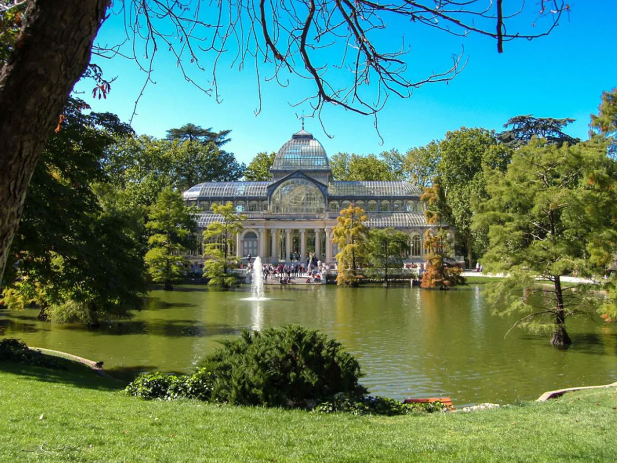 Palacio de Cristal del parque de El Retiro reflejado en el estanque, Madrid