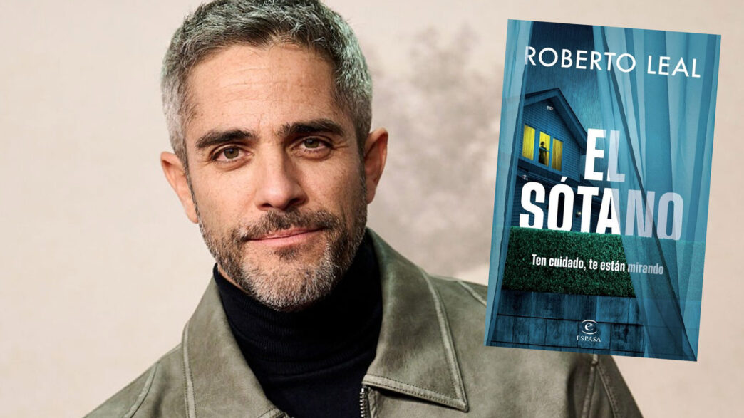 Roberto Leal con la portada de su libro "El Sotano"