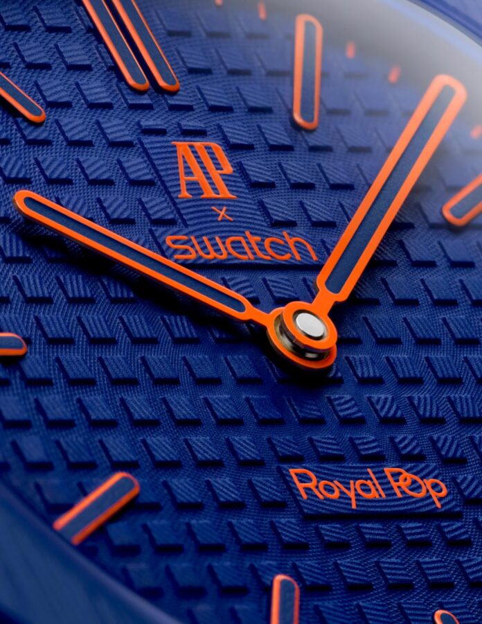 Esfera con patrón Petite Tapisserie del reloj Audemars Piguet x Swatch Royal Pop en azul y naranja