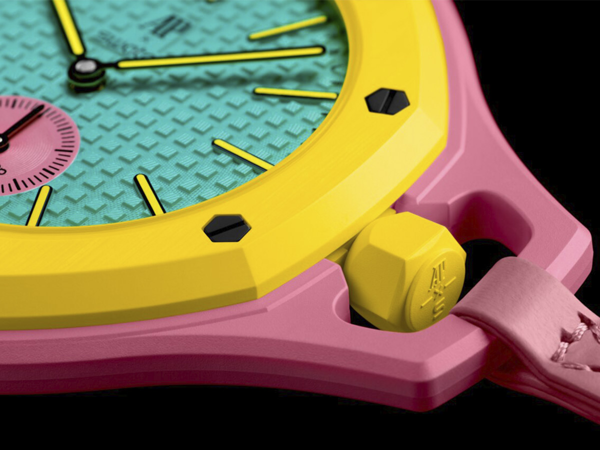 Detalle de la corona y el bisel del Audemars Piguet x Swatch Royal Pop en rosa, amarillo y turquesa