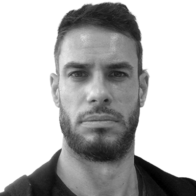 Retrato en blanco y negro del periodista Carlos Herranz, perteneciente al consejo editorial de Rísbel Magazine
