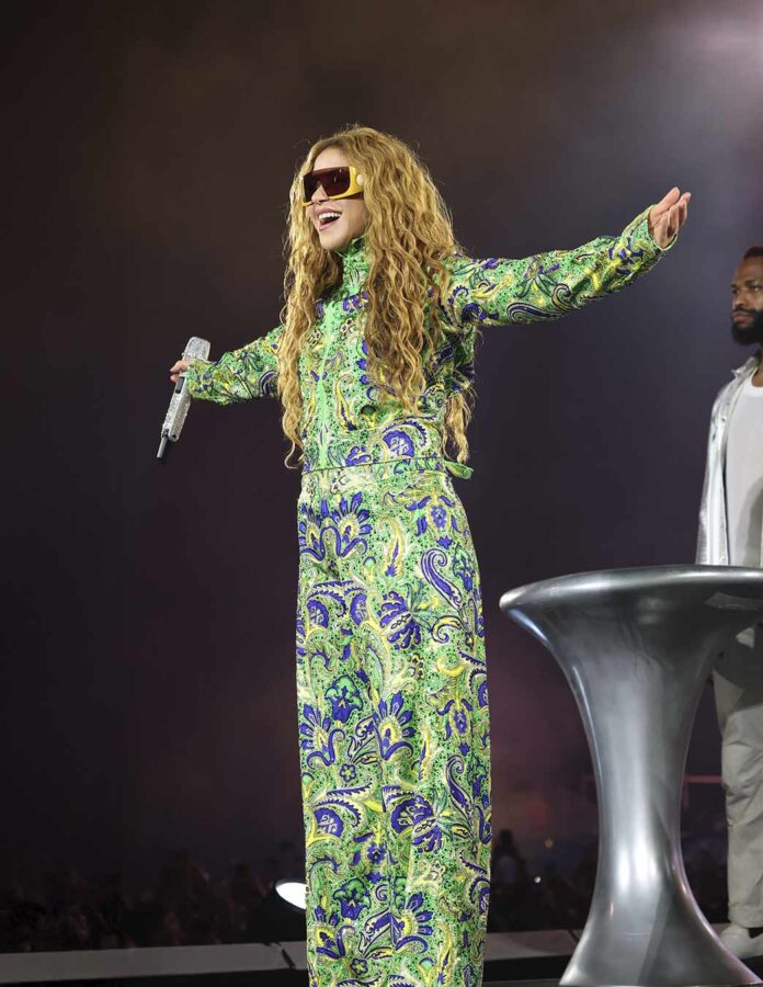 Shakira con mono de seda verde con estampado Paisley de ETRO en su concierto de Copacabana