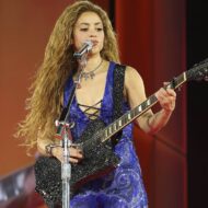 Shakira conquista Copacabana vestida de ETRO: así fueron los 4 looks bordados con cristales Swarovski que deslumbraron a más de 2 millones de fans Shakira tocando la guitarra con el conjunto azul de ETRO bordado con cristales Swarovski en Copacabana