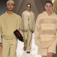 El color arena conquista el armario del hombre este verano 2026: así lo llevan las mejores firmas de moda masculina Modelos de diferentes firmas desfilando con looks color arena