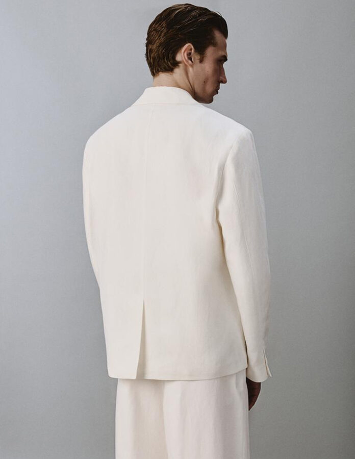 Espalda de la blazer blanca de lino relaxed fit de Zara con abertura central, novedad primavera verano 2026